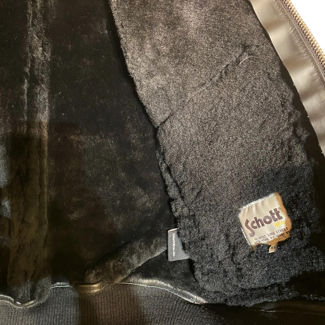 A-2 Fliegerjacke aus Lammfell – ganz in Schwarz